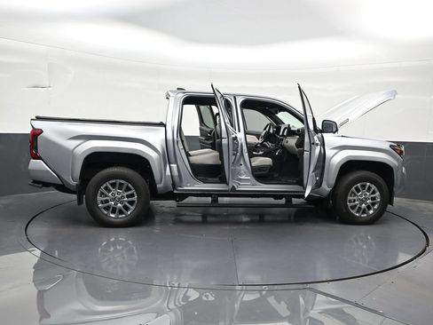 Used 2025 Toyota Tacoma Limited AWD/4WD image 32