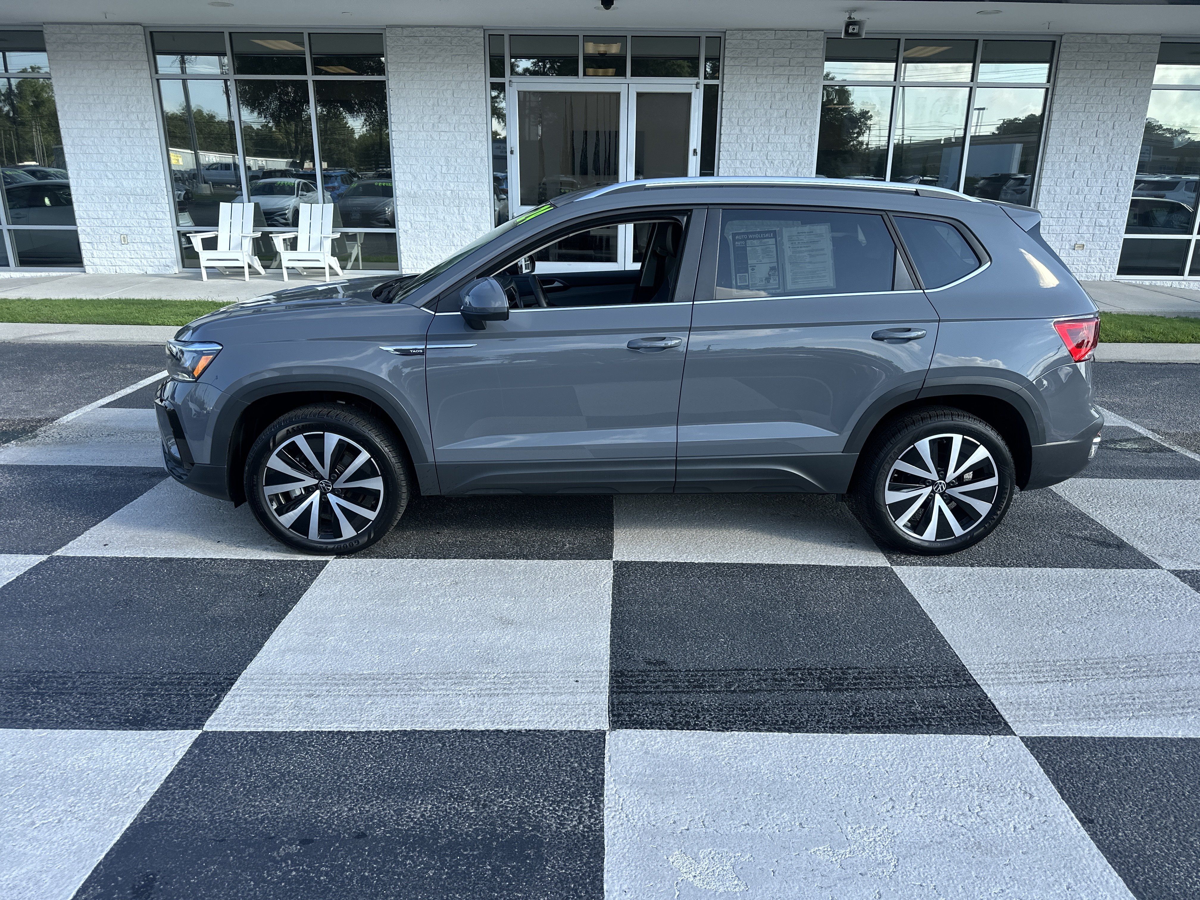 Used 2024 Volkswagen Taos SE w/ MDO Package FWD image 1