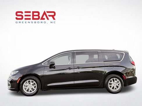 Used 2023 Chrysler Pacifica Touring-L FWD image 14