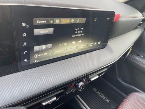Certified 2025 Nissan Kicks SR FWD image 11