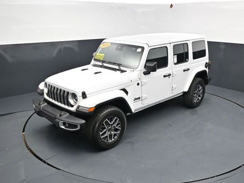 Used 2025 Jeep Wrangler Unlimited Sahara AWD/4WD image 35
