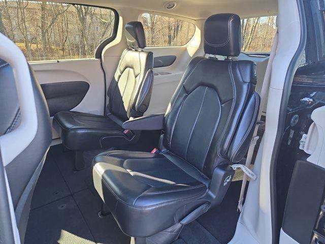 Used 2024 Chrysler Pacifica Touring-L FWD image 26