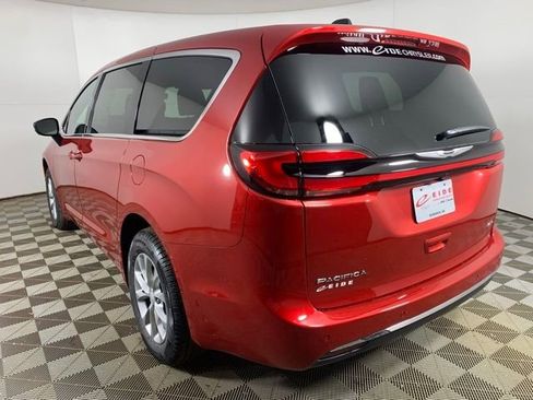 New 2026 Chrysler Pacifica Select image 4