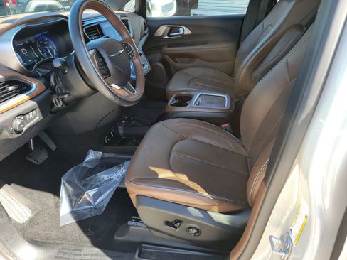 Used 2020 Chrysler Pacifica Limited w/ Tire & Wheel Group FWD image 11