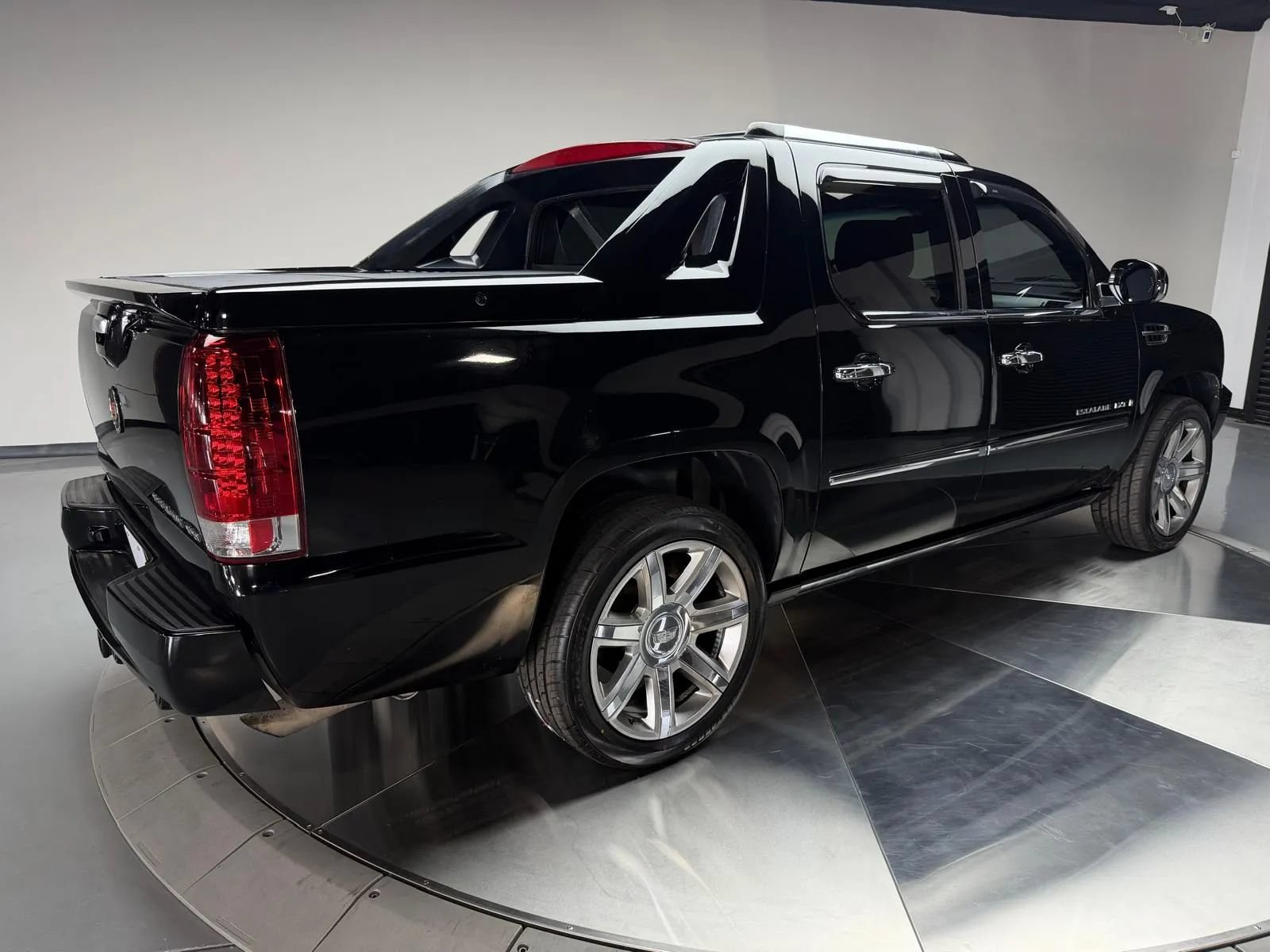 Used 2008 Cadillac Escalade EXT AWD/4WD image 2