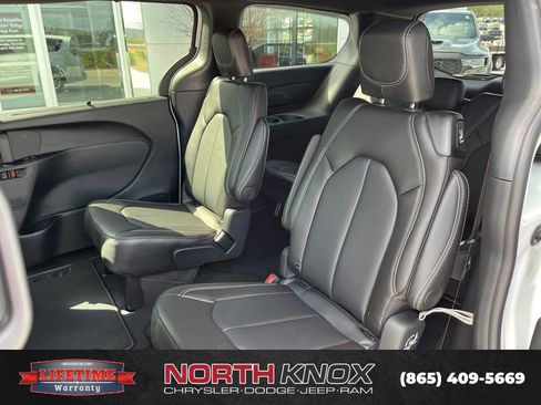 New 2026 Chrysler Pacifica Select image 13