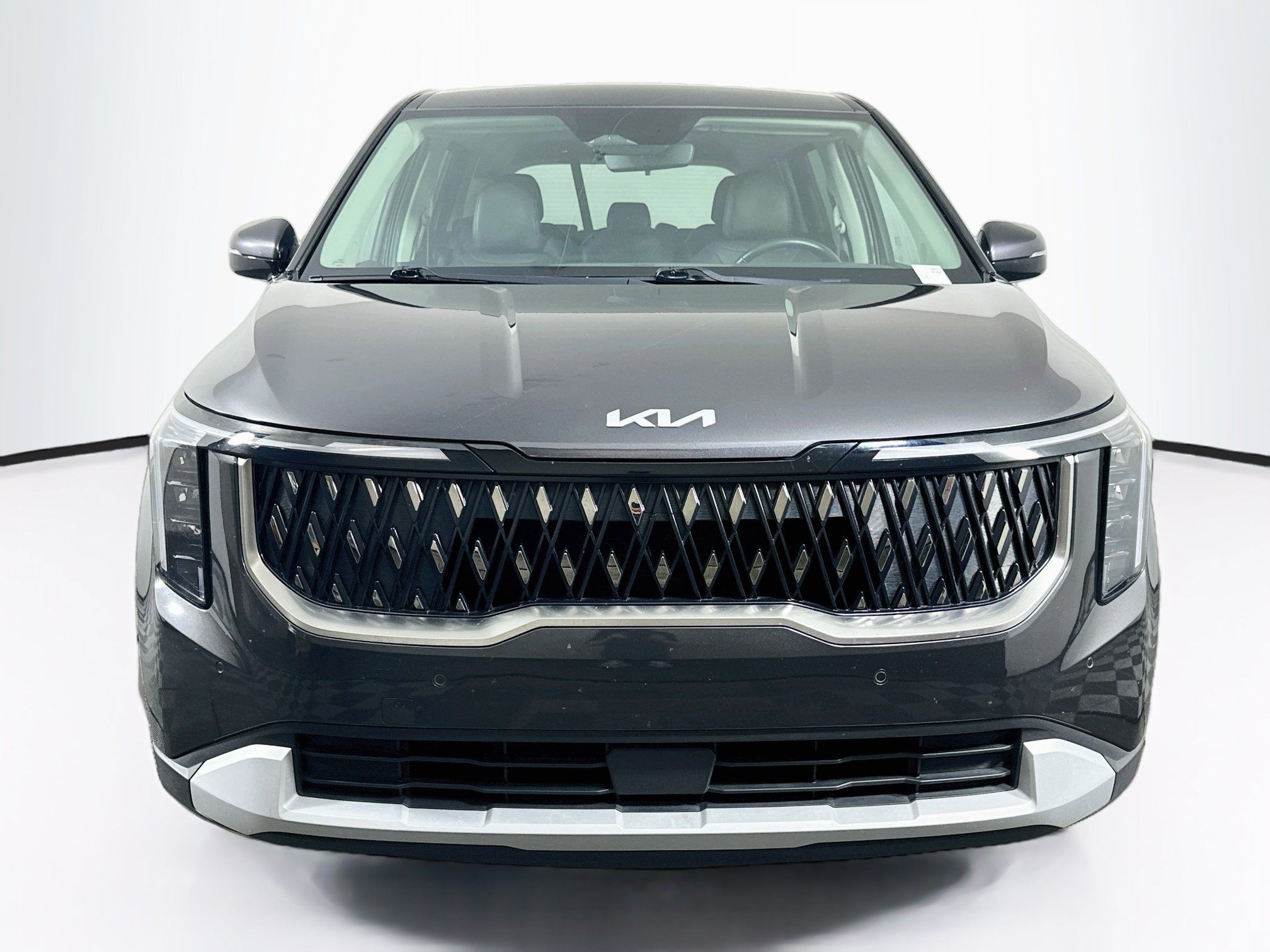 Used 2025 Kia Carnival FWD image 2