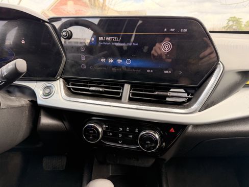 Used 2024 Chevrolet Trax LT image 18