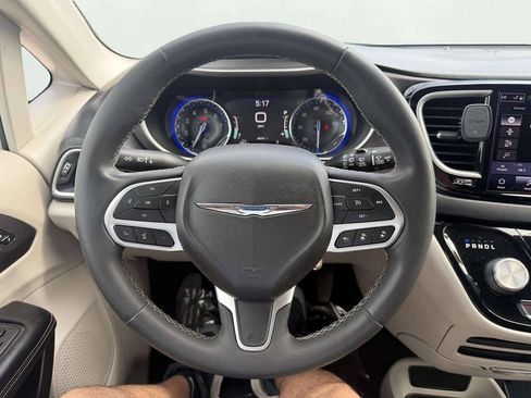 Used 2022 Chrysler Pacifica Touring-L FWD image 17
