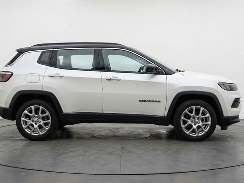 Used 2025 Jeep Compass Limited image 11