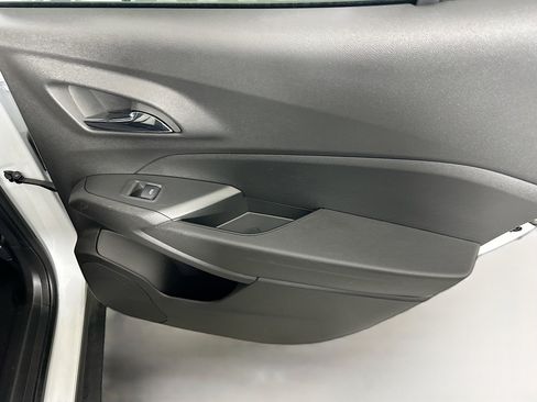 Used 2025 Chevrolet Trax LS image 28