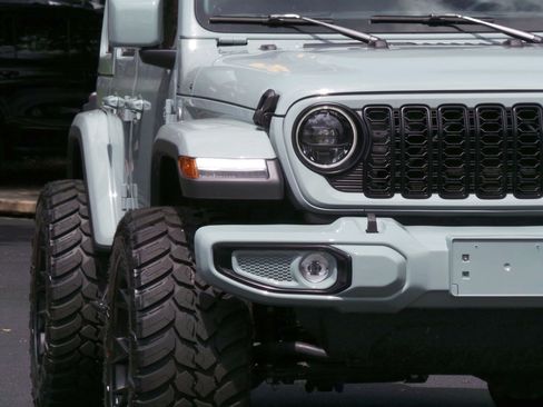 Used 2024 Jeep Wrangler Unlimited Sahara AWD/4WD image 19