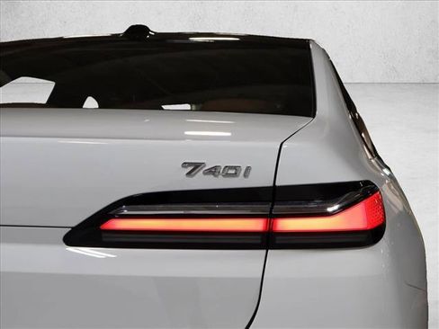 Used 2025 BMW 740i xDrive w/ Premium Package AWD/4WD image 8