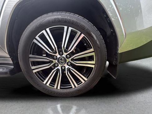 Used 2024 Lexus LX 600 4WD w/ Luxury Package image 40