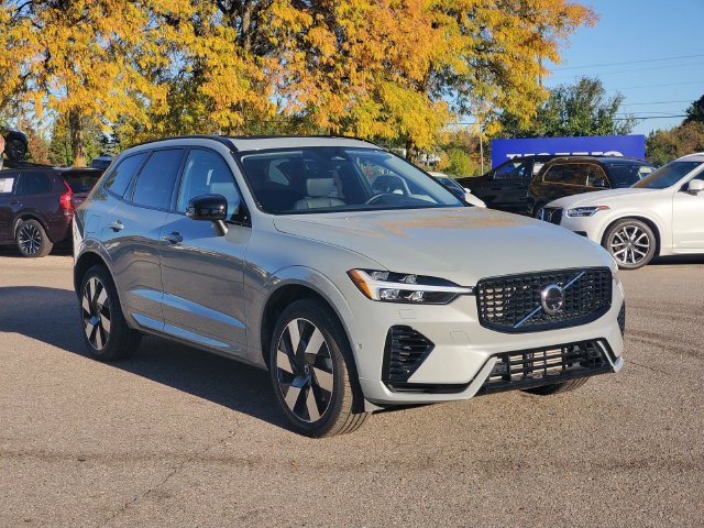 Used 2025 Volvo XC60 T8 Plus w/ Protection Package Premier AWD/4WD image 3
