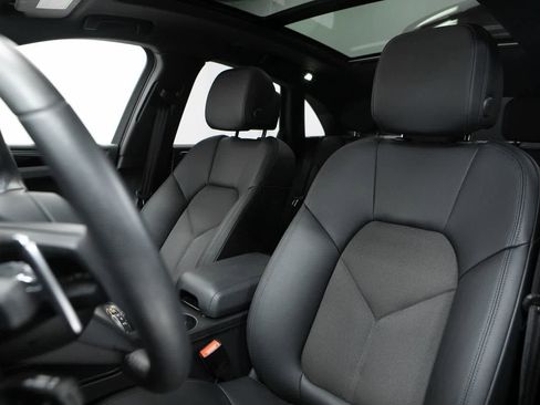 Certified 2023 Porsche Macan image 5