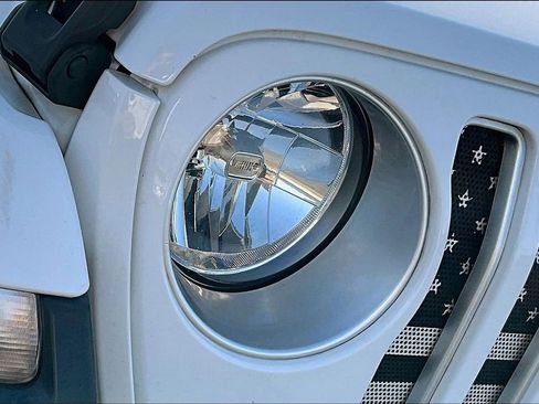 Used 2020 Jeep Wrangler Unlimited Sahara image 32