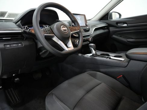 Used 2025 Nissan Altima 2.5 SV FWD image 11