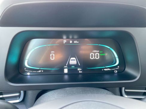 Used 2025 Hyundai Elantra Blue image 41