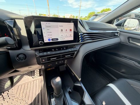 Used 2025 Toyota Camry SE FWD image 11