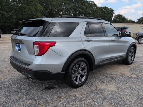 Certified 2022 Ford Explorer XLT w/ Equipment Group 202A RWD image 3