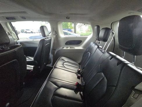 Used 2023 Chrysler Pacifica Limited FWD image 10