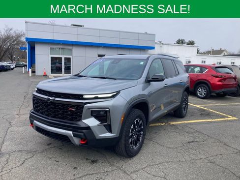 Used 2025 Chevrolet Traverse Z71 image 3