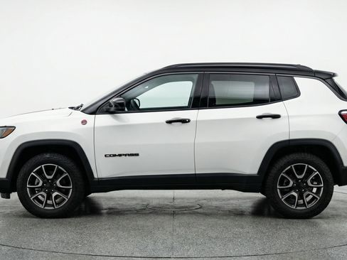 Used 2025 Jeep Compass Trailhawk AWD/4WD image 5