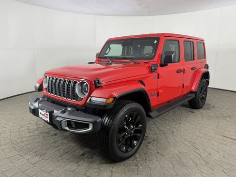Used 2025 Jeep Wrangler Sahara image 3
