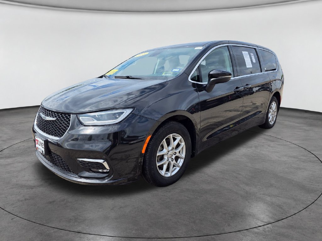Used 2023 Chrysler Pacifica Touring-L FWD image 3