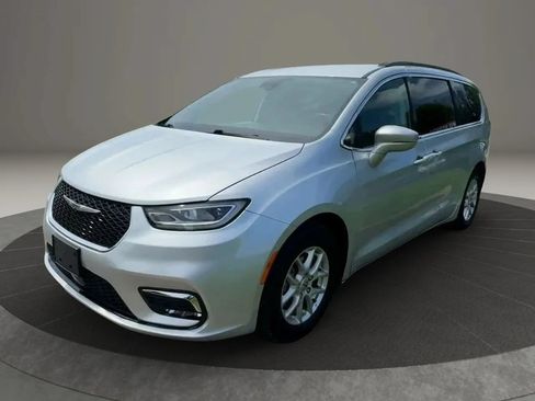 Used 2022 Chrysler Pacifica Touring-L FWD image 3