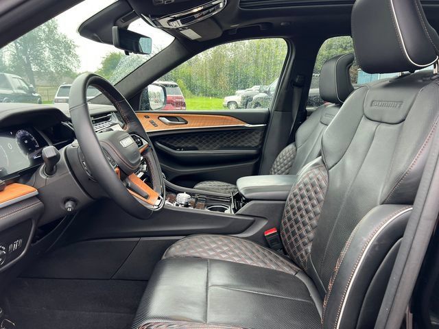 Used 2023 Jeep Grand Cherokee Summit AWD/4WD image 3