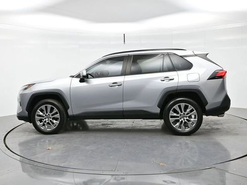 Used 2022 Toyota RAV4 XLE Premium image 8