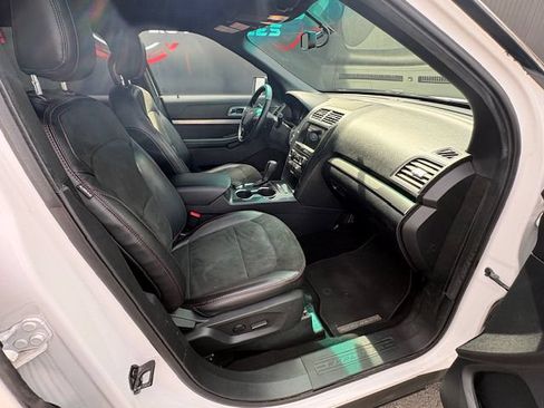 Used 2019 Ford Explorer XLT w/ Equipment Group 202A AWD/4WD image 15