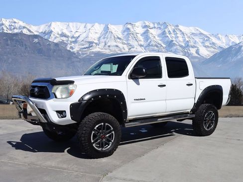 Used 2014 Toyota Tacoma 4x4 Double Cab w/ SR5 Package image 2