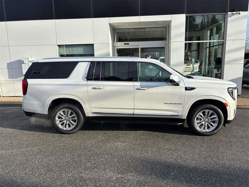 Used 2023 GMC Yukon XL SLT w/ SLT Luxury Package image 2