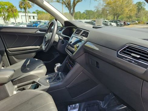 Used 2024 Volkswagen Tiguan SE image 33