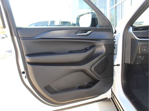 New 2025 Jeep Grand Cherokee Altitude image 9