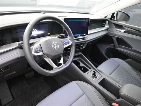 New 2025 Volkswagen Tiguan SE image 33