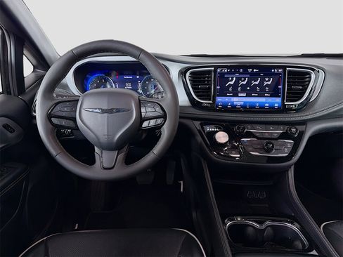 Used 2025 Chrysler Pacifica Limited image 25