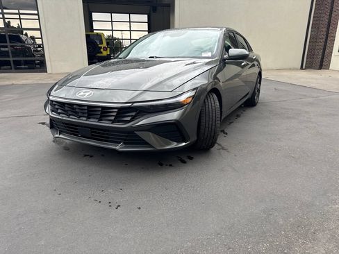 Used 2025 Hyundai Elantra Limited FWD image 3