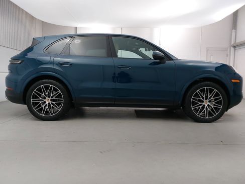 Used 2025 Porsche Cayenne image 8