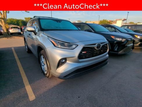 Used 2021 Toyota Highlander LE AWD/4WD image 3
