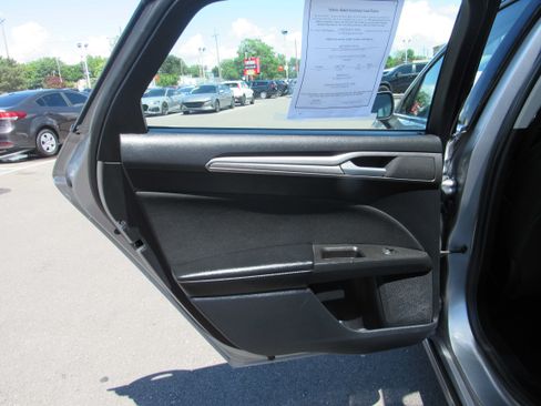 Used 2020 Ford Fusion SE FWD image 14