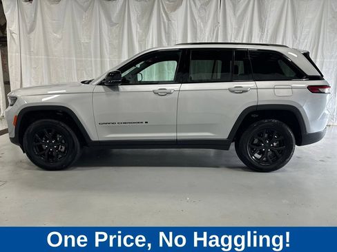 Used 2025 Jeep Grand Cherokee Altitude AWD/4WD image 4