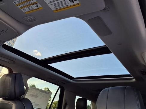 New 2025 Lincoln Navigator Reserve AWD/4WD image 4