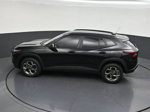 Used 2025 Chevrolet Trax LT FWD image 16