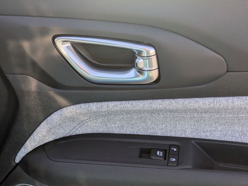 Certified 2025 Jeep Compass Latitude image 33