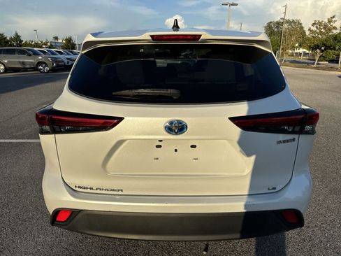 Used 2022 Toyota Highlander LE AWD/4WD image 13
