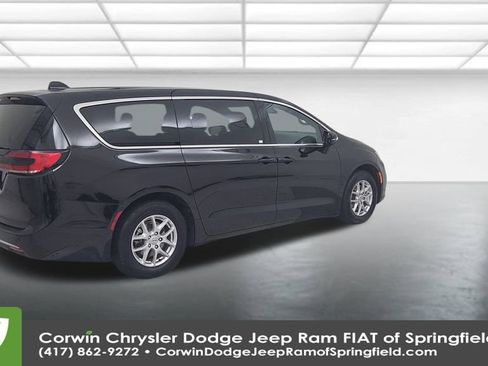 Certified 2025 Chrysler Pacifica Select image 15